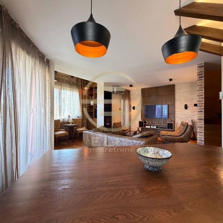 Četvorosoban stan na prodaju, Socijalno, Novi Sad, 110m², 345.000 €