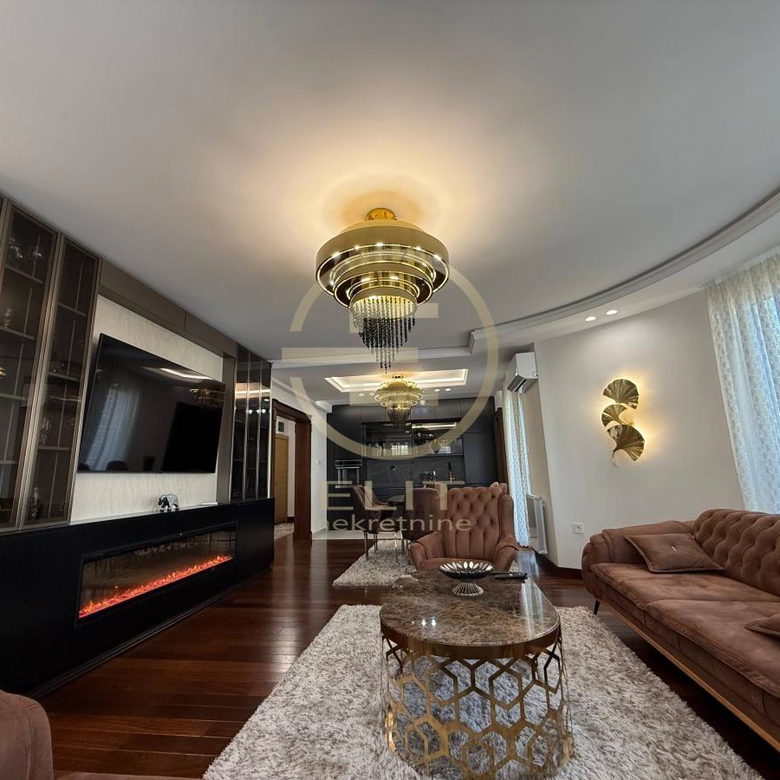 Četvorosoban stan za izdavanje, Socijalno, Novi Sad, 116m², 2.000 €/mes