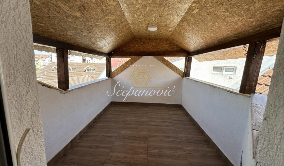 kuca-prodaja-A03geQv8Wg Trosoban stan na prodaju, Bulevar Patrijarha Pavla, Novi Sad, 60m², 135.000 €