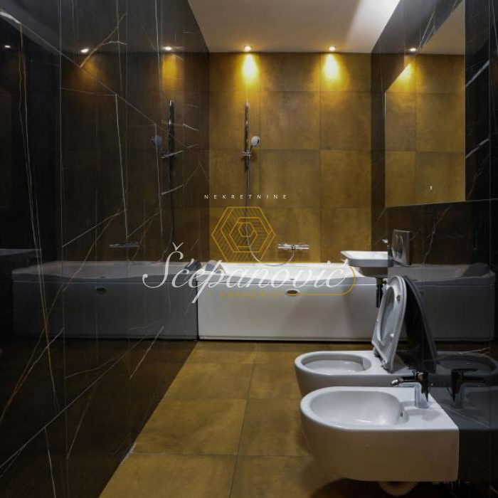 Četvorosoban stan na prodaju, Adamovićevo Naselje, Novi Sad, 240m², 600.000 €
