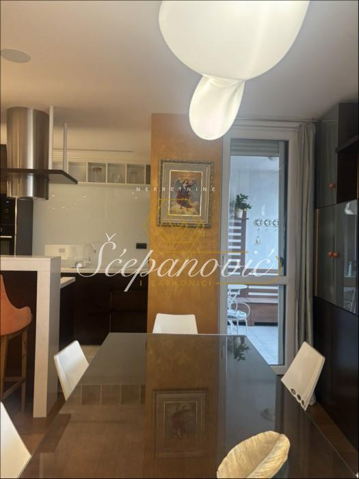 kuca-prodaja-V54CqLJrHN Četvorosoban stan na prodaju, Centar, Novi Sad, 113m², 469.000 €