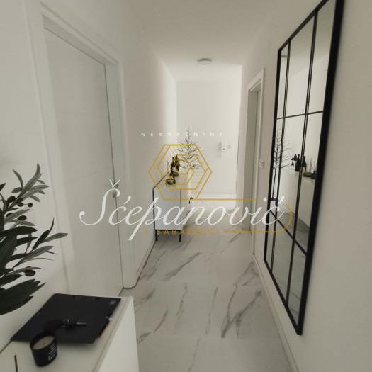 Trosoban stan na prodaju, Lipov Gaj, Novi Sad, 79m², 185.000 €