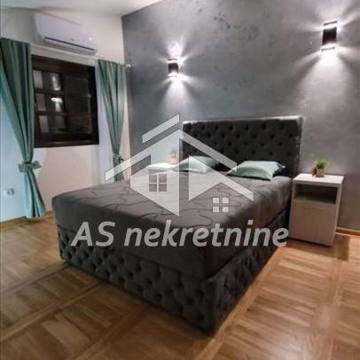 Četvorosoban stan za izdavanje, Hram Svetog Save, Beograd, 94m², 1.300 €/mes