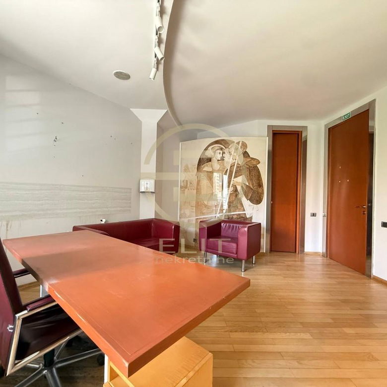 Lokal za izdavanje, Centar, Novi Sad, 254m², 2.000 €/mes