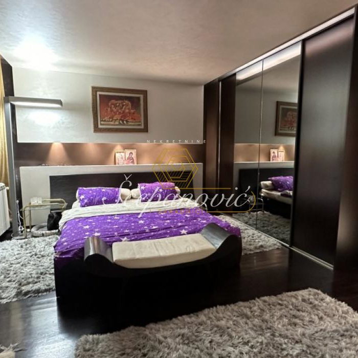 Višesoban stan za izdavanje, Grbavica, Novi Sad, 310m², 2.500 €/mes