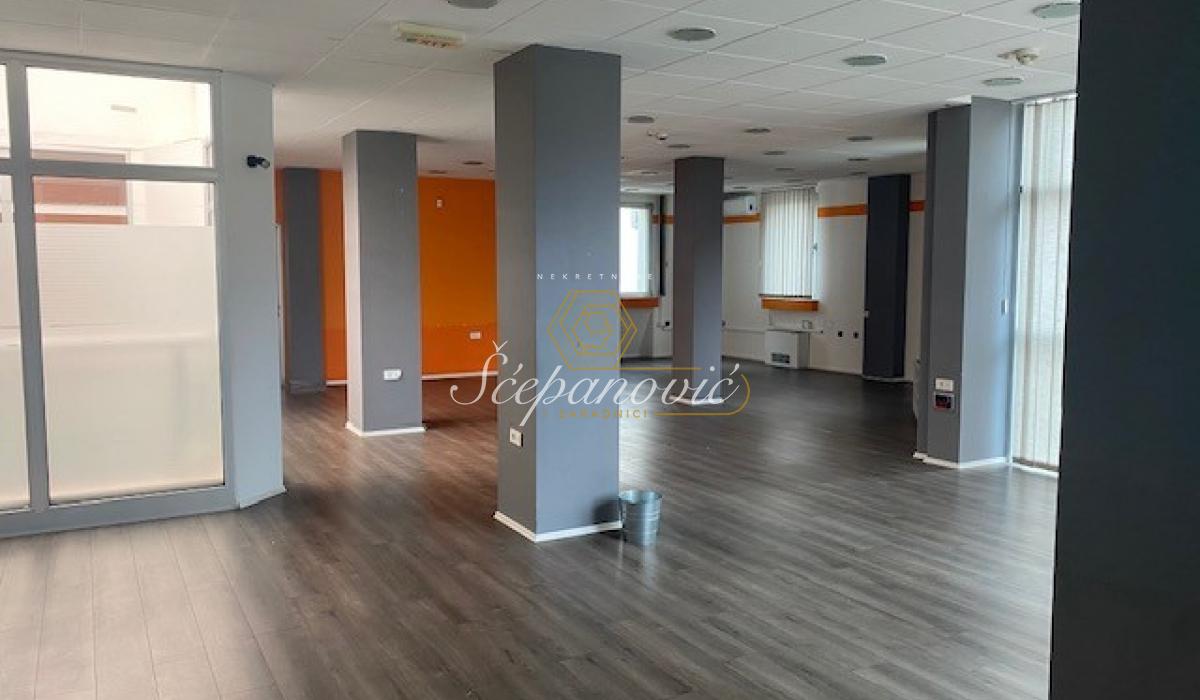 Lokal za izdavanje, Bulevar Oslobođenja, Novi Sad, 240m², 4.149 €/mes
