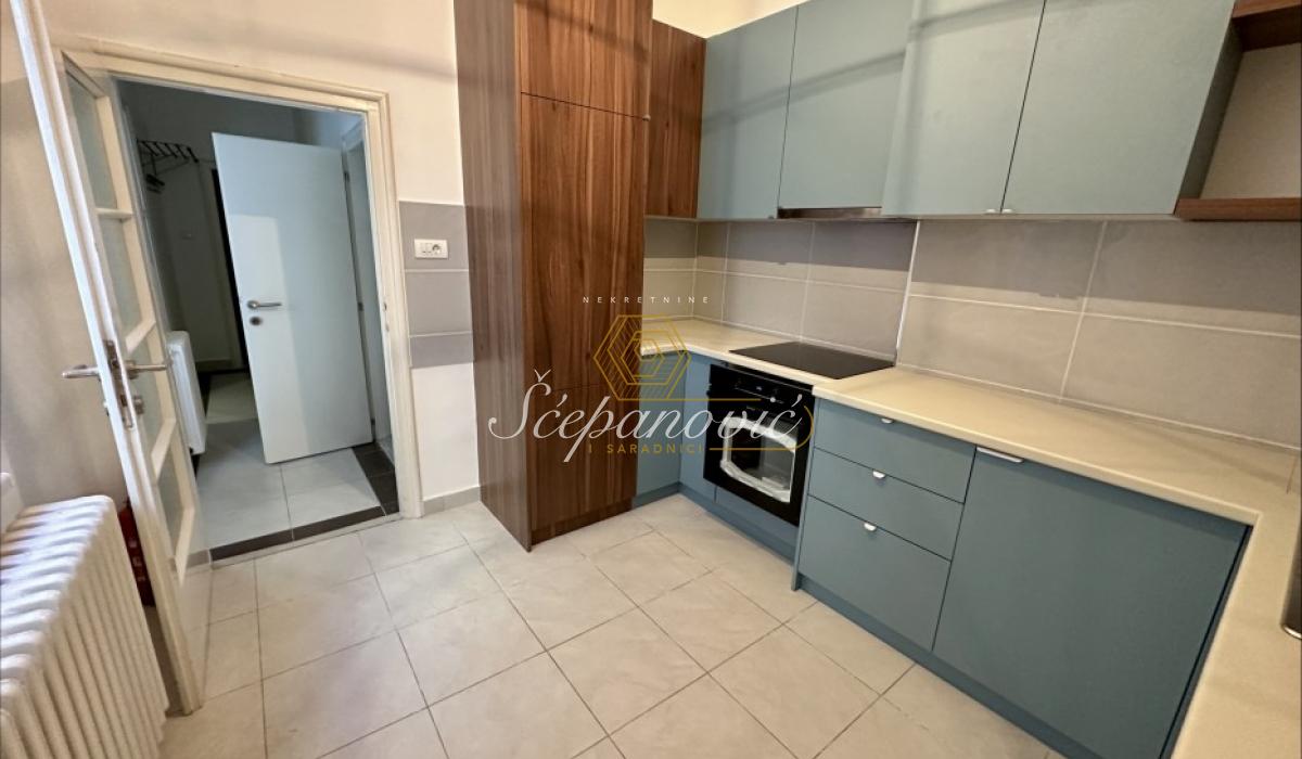 lokali-izdavanje-beograd-2xs5YK1171 Trosoban stan na prodaju, Centar, Novi Sad, 112m², 289.000 €
