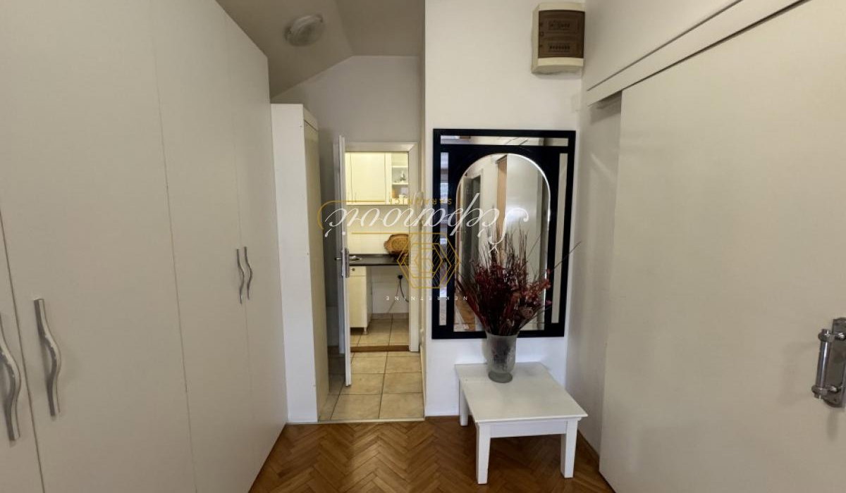 lokali-izdavanje-beograd-7mtHG6RNUS Petosoban stan na prodaju, Centar, Novi Sad, 120m², 330.000 €