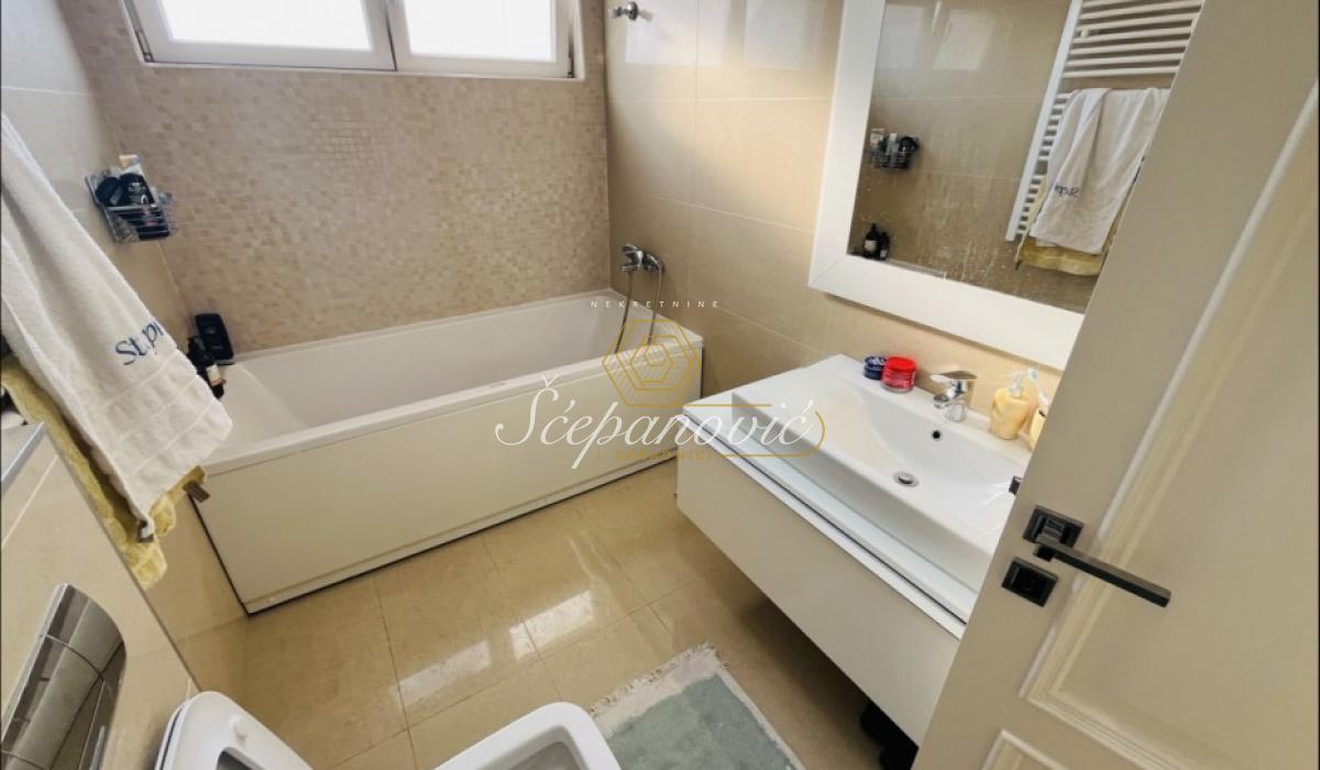 lokali-izdavanje-beograd-R3j2ZONUej Petosoban stan na prodaju, Rotkvarija, Novi Sad, 181m², 420.000 €