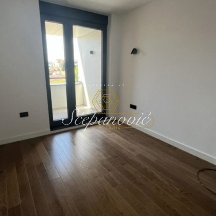 Stan Prodaja Novi Sad  430 m2
