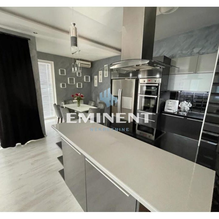 Kuća na prodaju, Stari Banovci, Stara Pazova, 342m², 420.000 €