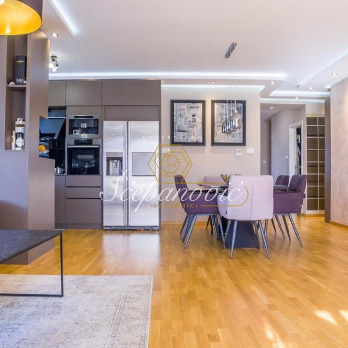 Četvorosoban stan na prodaju, Bulevar Patrijarha Pavla, Novi Sad, 113m², 440.000 €
