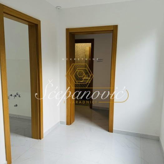 Stan Izdavanje Novi Sad Popovica 181 m2