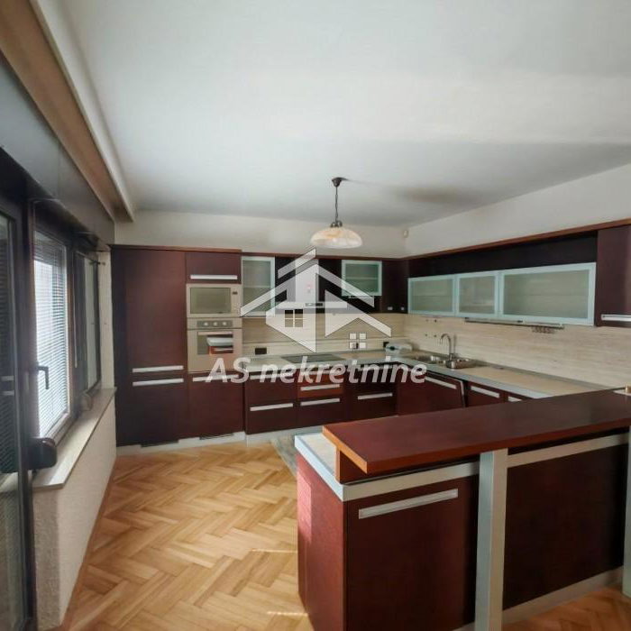 Kuća Izdavanje Beograd Bioskop Voždovac 360 m2