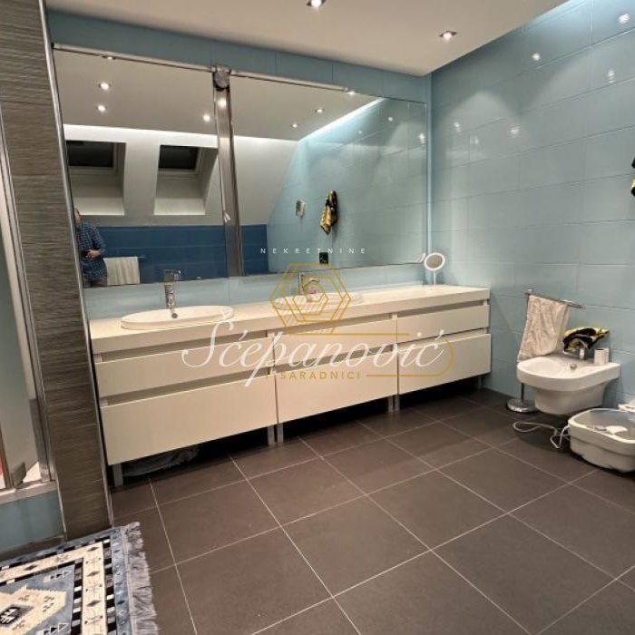 Višesoban stan za izdavanje, Grbavica, Novi Sad, 310m², 2.500 €/mes