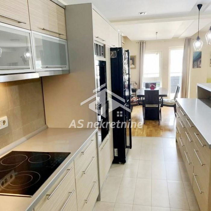 Stan Prodaja Beograd Đeram Pijaca 157 m2