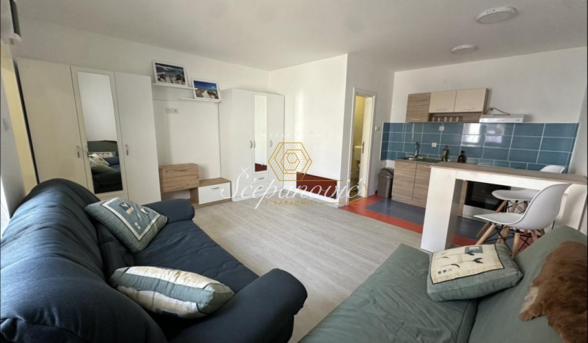Jednosoban stan za izdavanje, Adamovićevo Naselje, Novi Sad, 28m², 270 €/mes