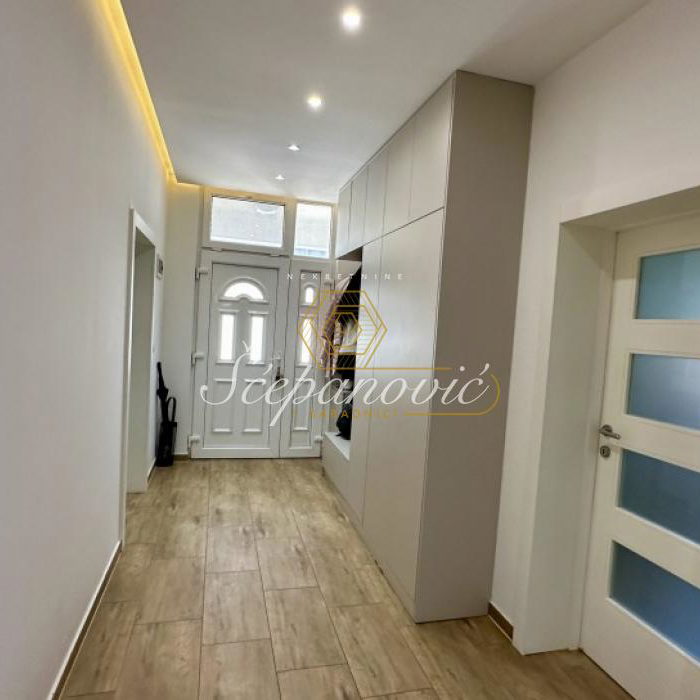 Kuća na prodaju, Blok B, Sremska Mitrovica, 135m², 170.000 €