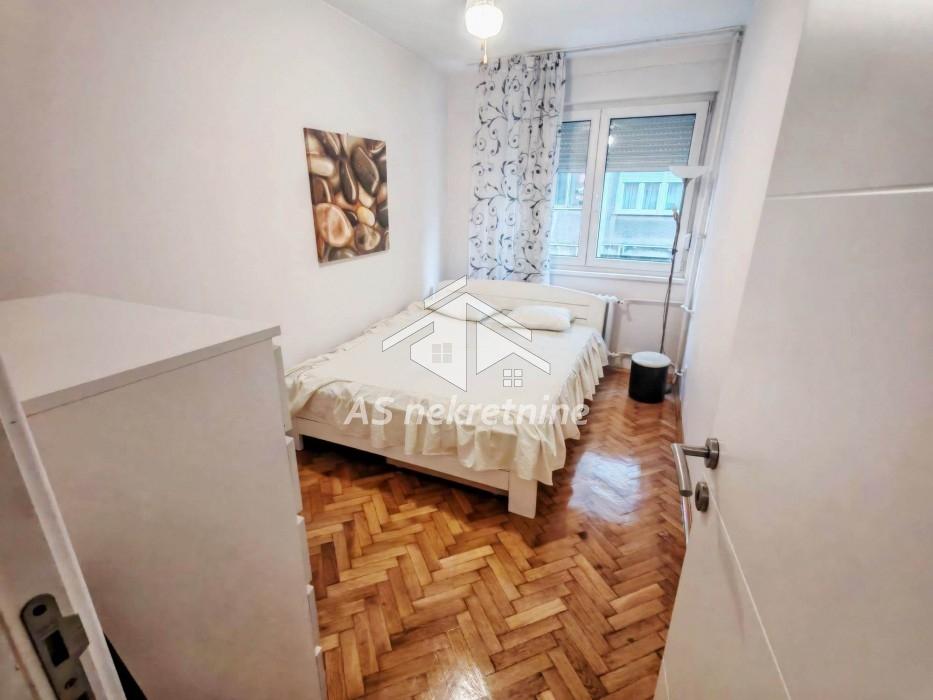 nekretnine-izdavanje-CJJenz6ZX8 Trosoban stan za izdavanje, Kalenić Pijaca, Beograd, 73m², 950 €/mes