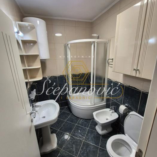 Četvorosoban stan za izdavanje, Rotkvarija, Novi Sad, 89m², 1.000 €/mes