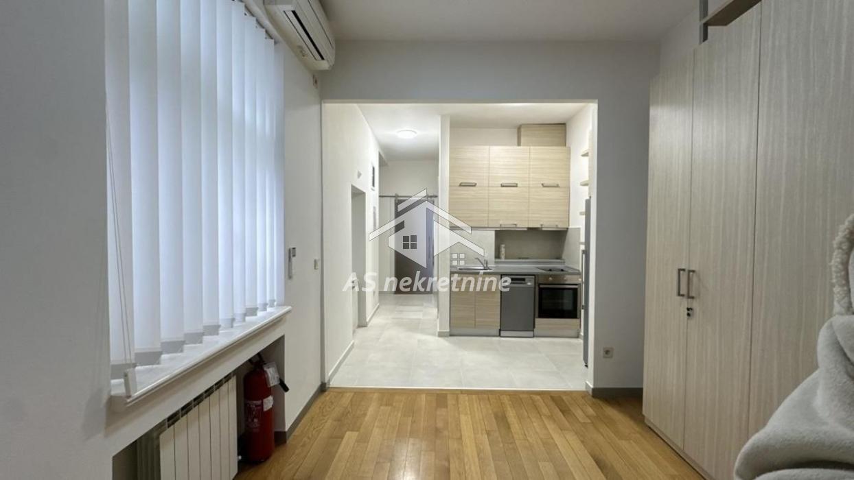 Višesoban stan za izdavanje, Kalenić Pijaca, Beograd, 223m², 2.400 €/mes