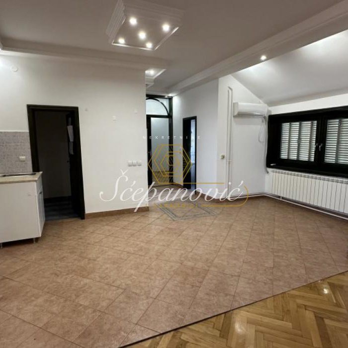 Kuća za izdavanje, Centar, Novi Sad, 281m², 2.000 €/mes