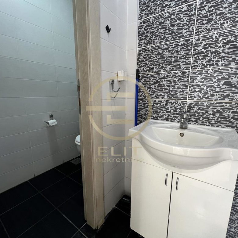 Lokal za izdavanje, Grbavica, Novi Sad, 229m², 2.500 €/mes