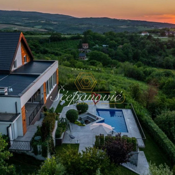Kuća Izdavanje Sremski Karlovci  295 m2