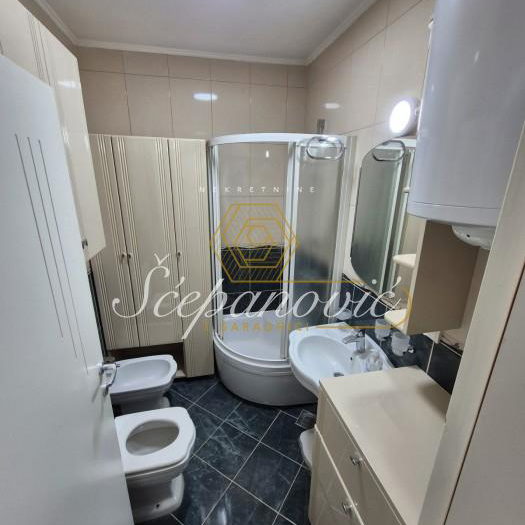 Četvorosoban stan za izdavanje, Rotkvarija, Novi Sad, 89m², 1.000 €/mes
