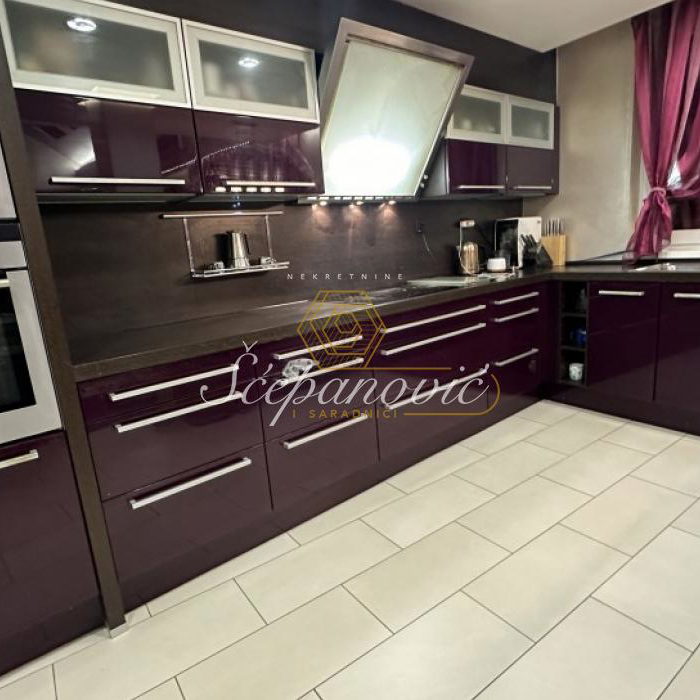Stan Izdavanje Novi Sad  310 m2