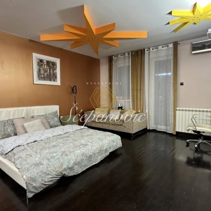 Višesoban stan za izdavanje, Grbavica, Novi Sad, 310m², 2.500 €/mes