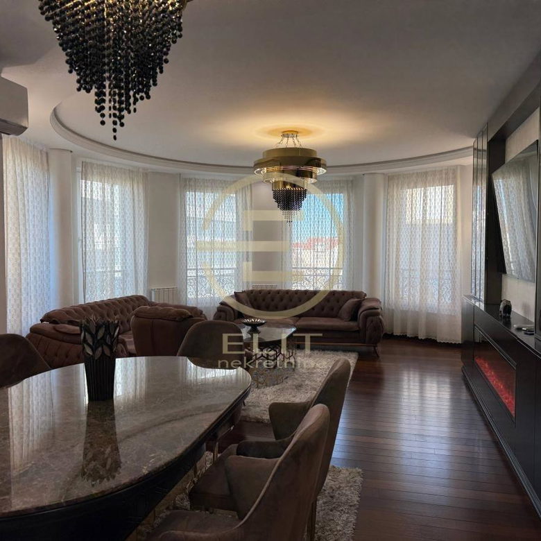 Četvorosoban stan za izdavanje, Socijalno, Novi Sad, 116m², 2.000 €/mes