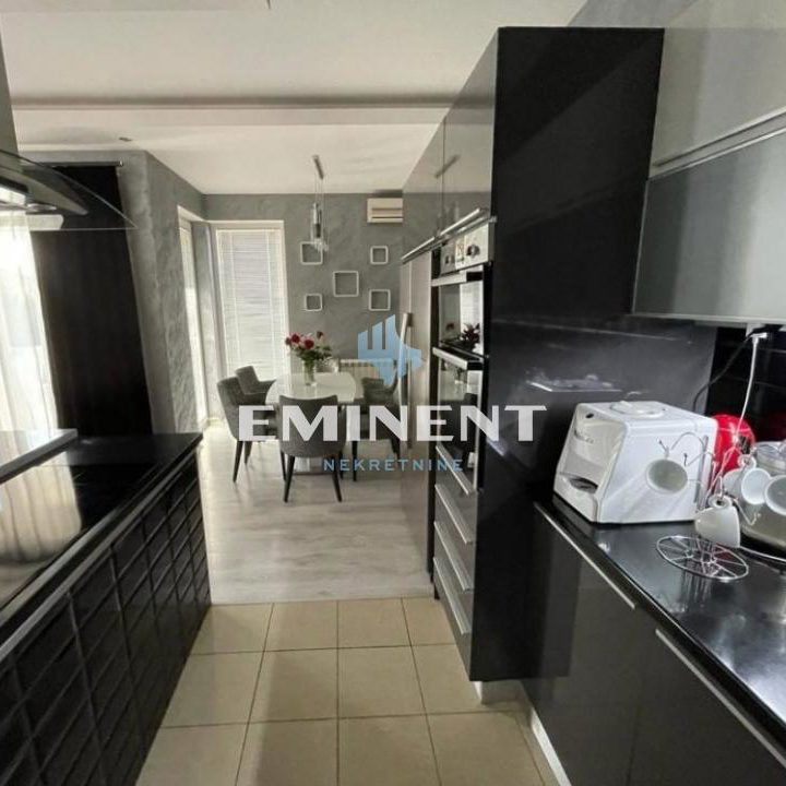 Kuća Prodaja Stara Pazova  342 m2