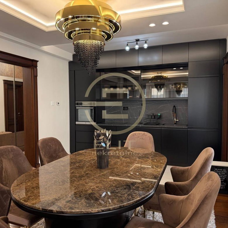 Četvorosoban stan za izdavanje, Socijalno, Novi Sad, 116m², 2.000 €/mes