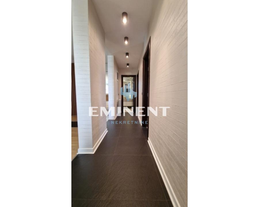 Kuća na prodaju, Surčin, Beograd, 345m², 450.000 €