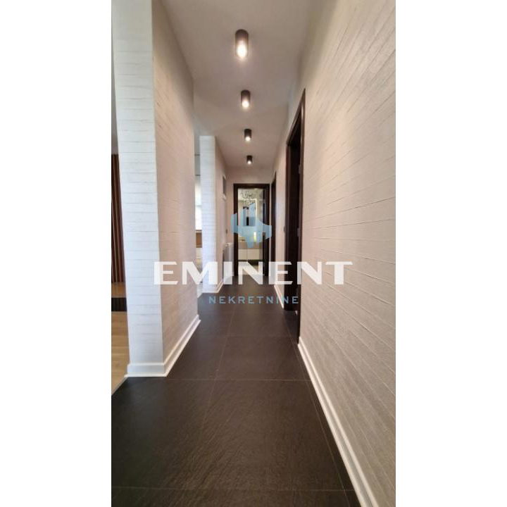 Kuća na prodaju, Surčin, Beograd, 345m², 450.000 €