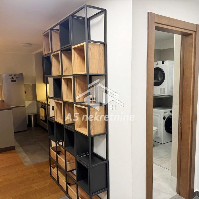 Trosoban stan za izdavanje, Banovo Brdo, Beograd, 90m², 1.300 €/mes