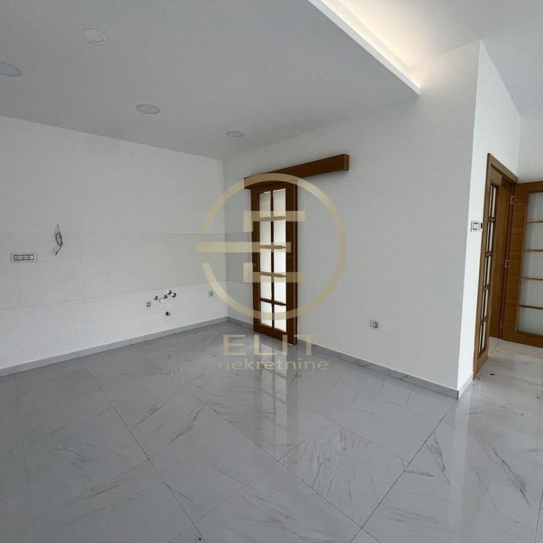 Lokal Izdavanje Novi Sad Popovica 181 m2