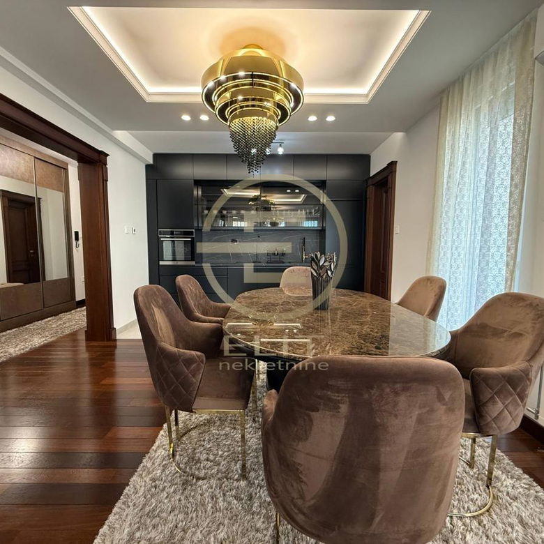 Četvorosoban stan za izdavanje, Socijalno, Novi Sad, 116m², 2.000 €/mes