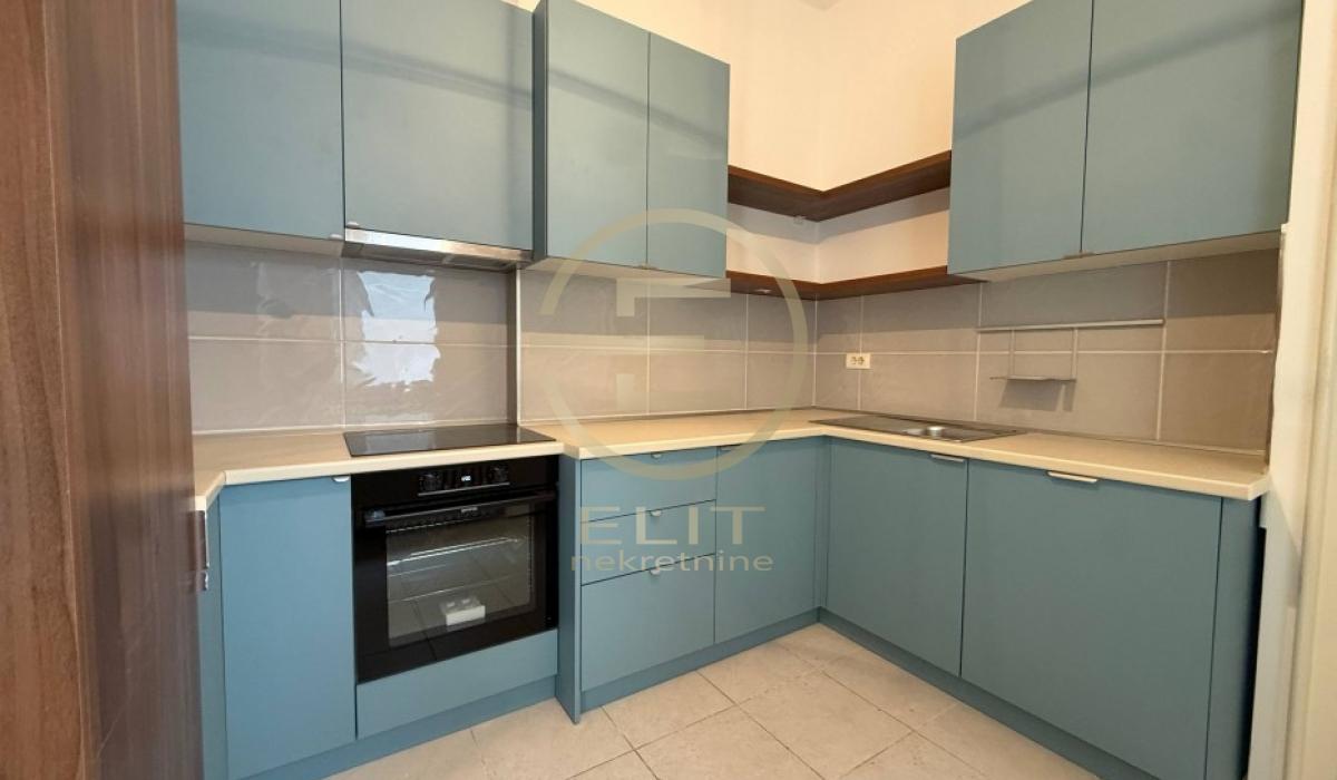 prodaja-nekretnina-4Sl2CqAQoK Četvorosoban stan na prodaju, Centar, Novi Sad, 112m², 295.000 €