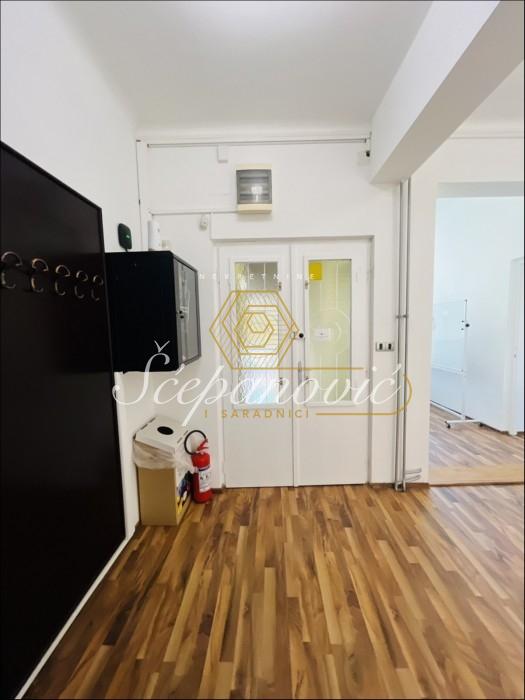 prodaja-nekretnina-beograd-w0HRwCS3kJ Četvorosoban stan na prodaju, Centar, Novi Sad, 131m², 450.000 €