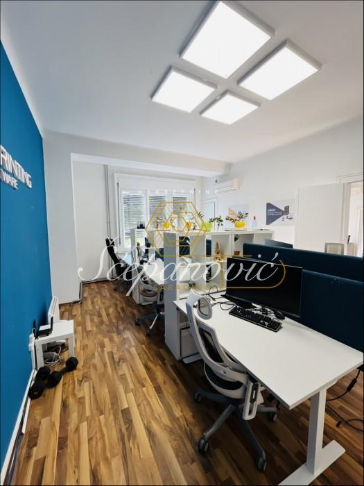 prodaja-stanova-M0IBCskG32 Četvorosoban stan na prodaju, Centar, Novi Sad, 131m², 450.000 €