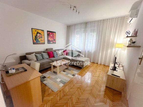 Stan Izdavanje Beograd Kalenić Pijaca 67 m2