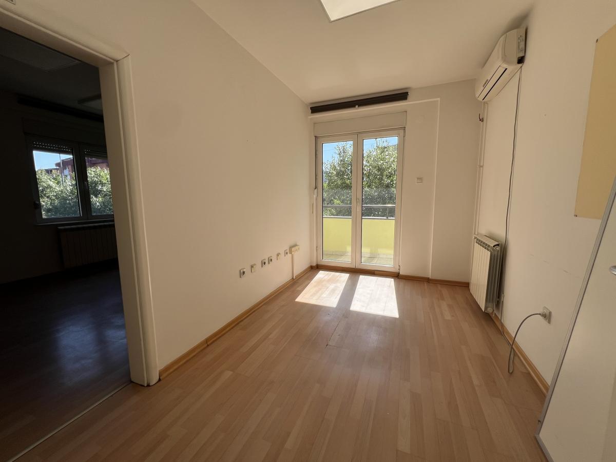 qapd4u8t2e-img-4092 Lokal Izdavanje Novi Sad Liman 1 220 m2