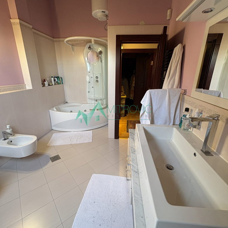 Višesoban stan na prodaju, Centar, Novi Sad, 266m², 700.000 €