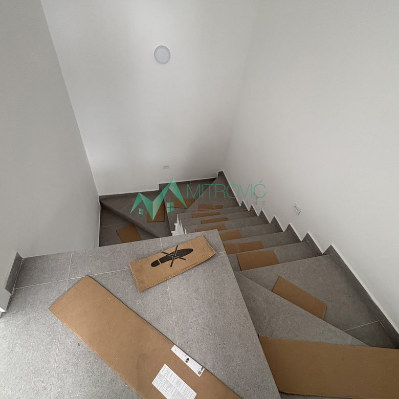 Petosoban stan na prodaju, Čardak, Novi Sad, 154m², 348.960 €