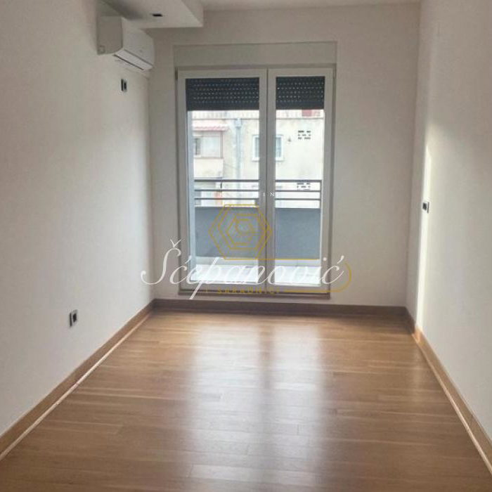 Stan Prodaja Novi Sad  240 m2
