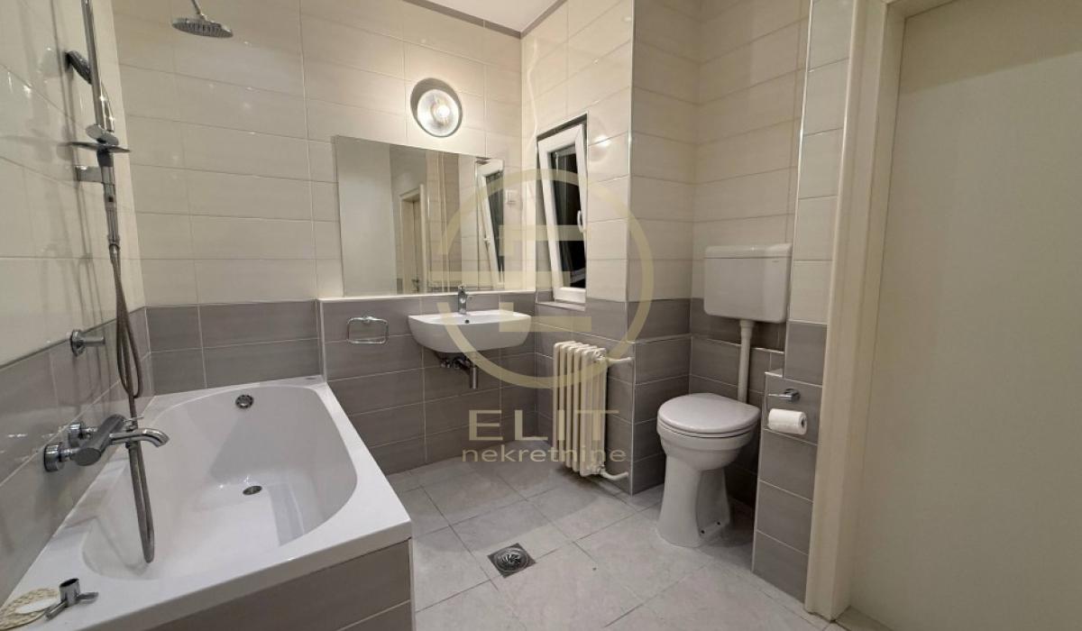 stanovi-izdavanje-b8cBn7z2x3 Četvorosoban stan na prodaju, Centar, Novi Sad, 112m², 295.000 €
