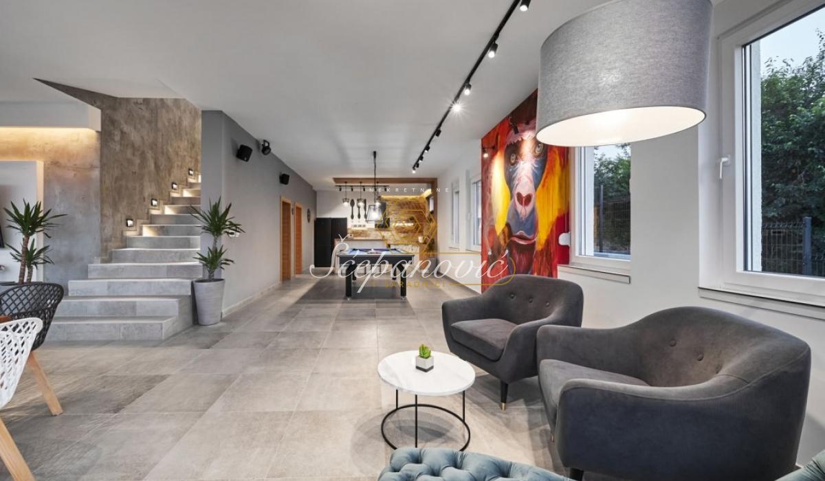 Kuća za izdavanje, Centar, Sremski Karlovci, 295m², 1.800 €/mes