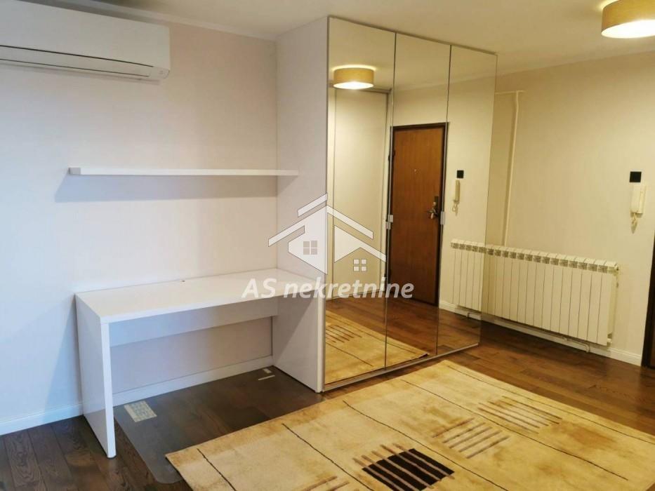 Stan Izdavanje Beograd  81 m2
